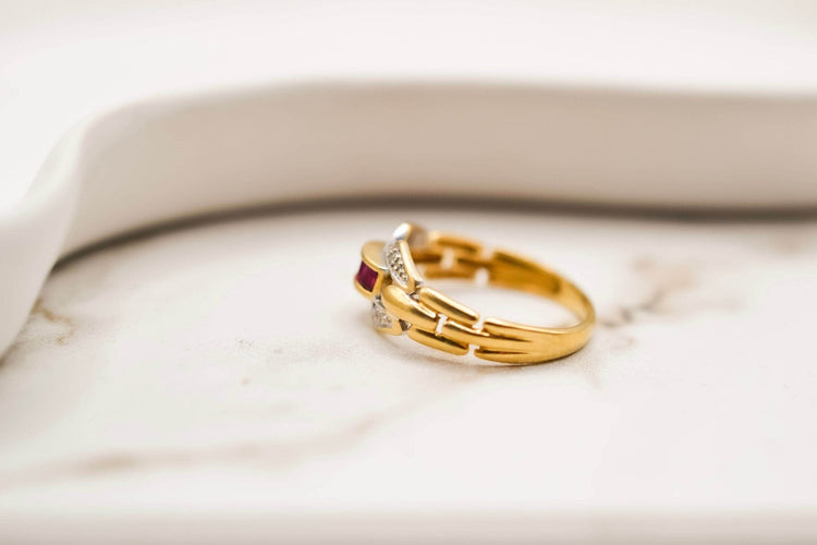 https://cdn.shopify.com/s/files/1/0963/7950/2920/files/bague-rubis-diamants_942a1177-cc9d-4c2e-a2c4-1e738185769a.jpg?v=1779984659