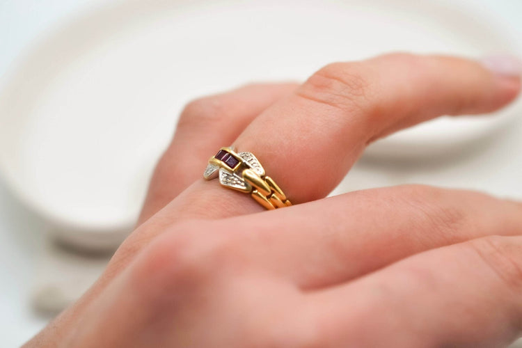 https://cdn.shopify.com/s/files/1/0963/7950/2920/files/bijou-rubis-diamants_25082d70-064c-4e20-bdc4-a61384dcc955.jpg?v=1779984659