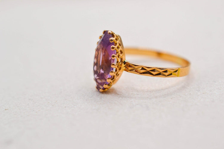 https://cdn.shopify.com/s/files/1/0963/7950/2920/files/bague-amethyste-or-jaune_3a9d5226-5da9-43ea-8e6c-0e39bf11f2d0.jpg?v=1779383923