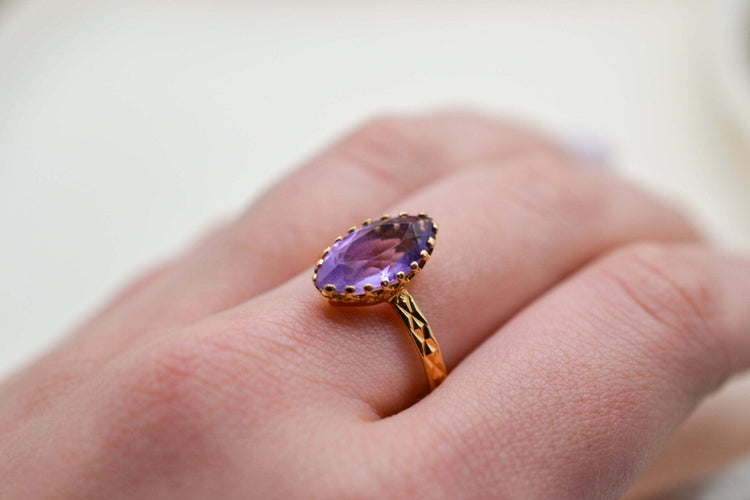 https://cdn.shopify.com/s/files/1/0963/7950/2920/files/bague-navette-amethyste_03a2462e-cc86-4cfb-a8f0-41a30668019a.jpg?v=1779383923