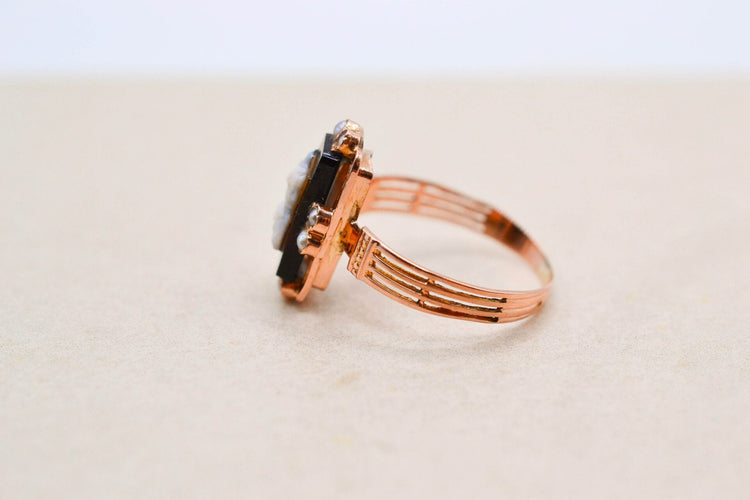 https://cdn.shopify.com/s/files/1/0963/7950/2920/files/bague-camee_2276abc3-7f00-4cc9-b7e5-2747210d3063.jpg?v=1779985194