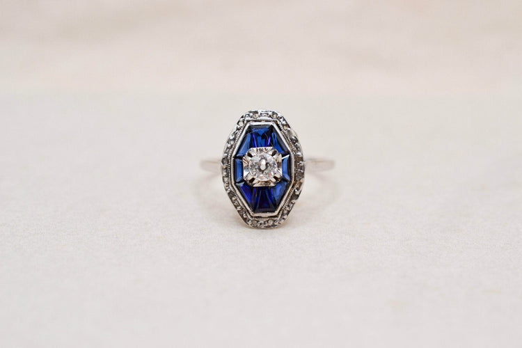 https://cdn.shopify.com/s/files/1/0963/7950/2920/files/bague-art-deco_16dce424-4f2b-4ff3-8269-e73b21ffd292.jpg?v=1779985222