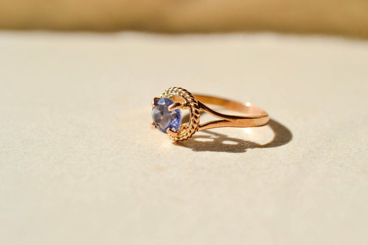 https://cdn.shopify.com/s/files/1/0963/7950/2920/files/bague-Solitär-amethyste_6fb5acd0-2122-4735-b4f4-d1f79a1669bd.jpg?v=1779985484