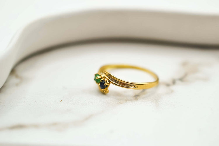https://cdn.shopify.com/s/files/1/0963/7950/2920/files/bague-or-jaune-saphir-1_bcf97a1c-eaa9-4f44-9678-4d008a335fd7.jpg?v=1779984678