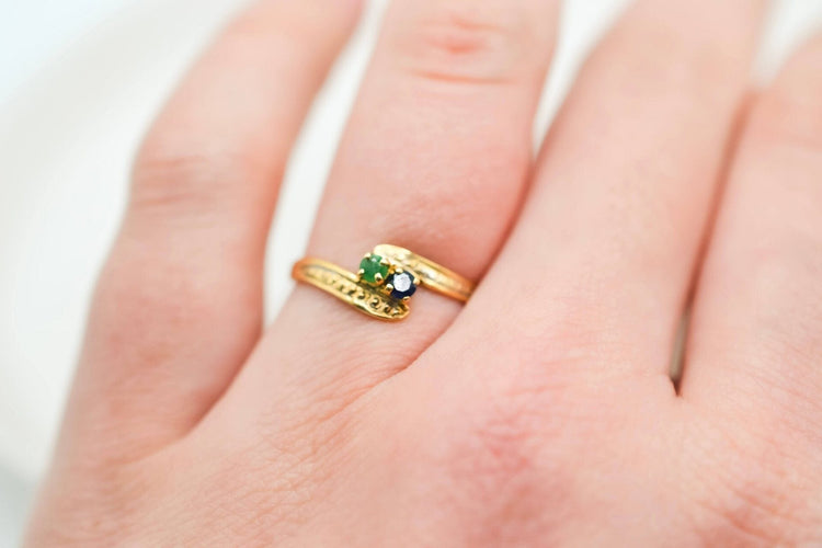 https://cdn.shopify.com/s/files/1/0963/7950/2920/files/bague-ancienne-saphir-emeraude_68d78749-5c36-4b5d-b033-ad6e085c54b6.jpg?v=1779984678