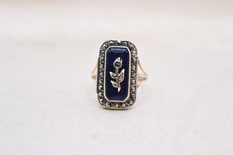 https://cdn.shopify.com/s/files/1/0963/7950/2920/files/bague-victorienne_a18837d6-fae0-4113-9a79-deeacf240b2b.jpg?v=1779985388