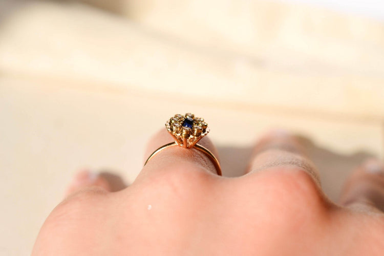https://cdn.shopify.com/s/files/1/0963/7950/2920/files/bague-Daisy-ancienne_90979557-7c25-410e-bfc2-20e11e7a6a0e.jpg?v=1779985137