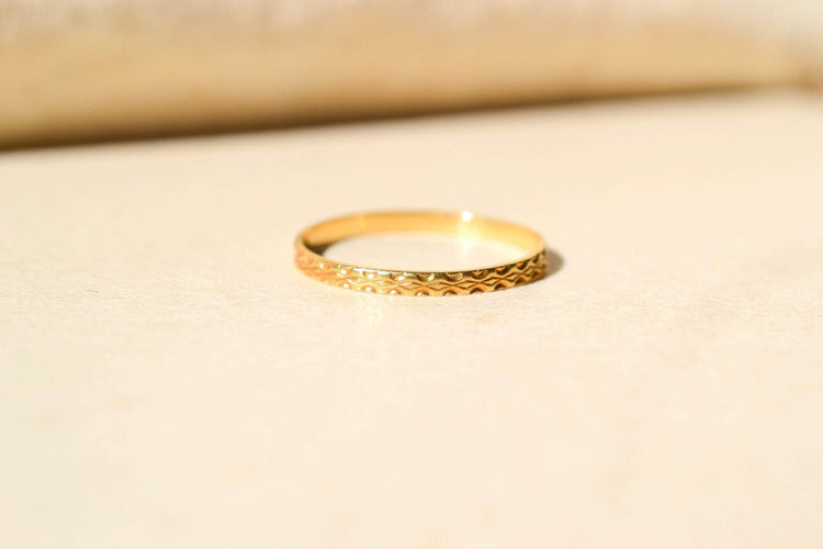 https://cdn.shopify.com/s/files/1/0963/7950/2920/files/Snubní prsten-vintage_0b1a160b-4c10-4e83-b453-cdd7dd19b101.jpg?v=1779985456