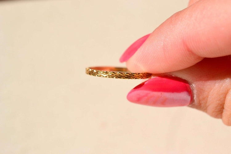 https://cdn.shopify.com/s/files/1/0963/7950/2920/files/bague-Snubní prsten-or_6a646780-833b-4753-91e4-c950a4bff820.jpg?v=1779985456