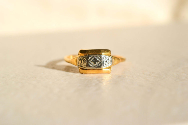 https://cdn.shopify.com/s/files/1/0963/7950/2920/files/bague-art-deco-4_17eaf652-4b16-44da-b749-c9e35752c755.jpg?v=1779385720