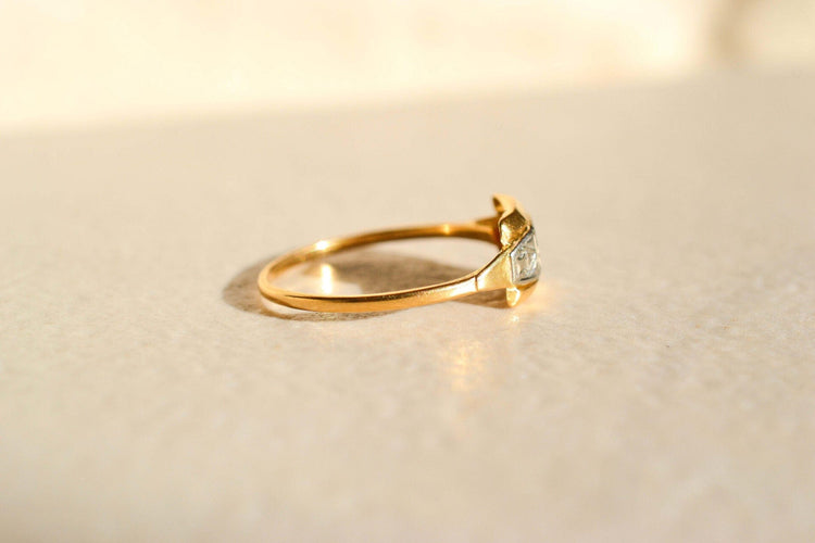 https://cdn.shopify.com/s/files/1/0963/7950/2920/files/bague-rectangulaire-or_0a3abed8-ed15-43bb-b594-dd8f74a8866e.jpg?v=1779385720