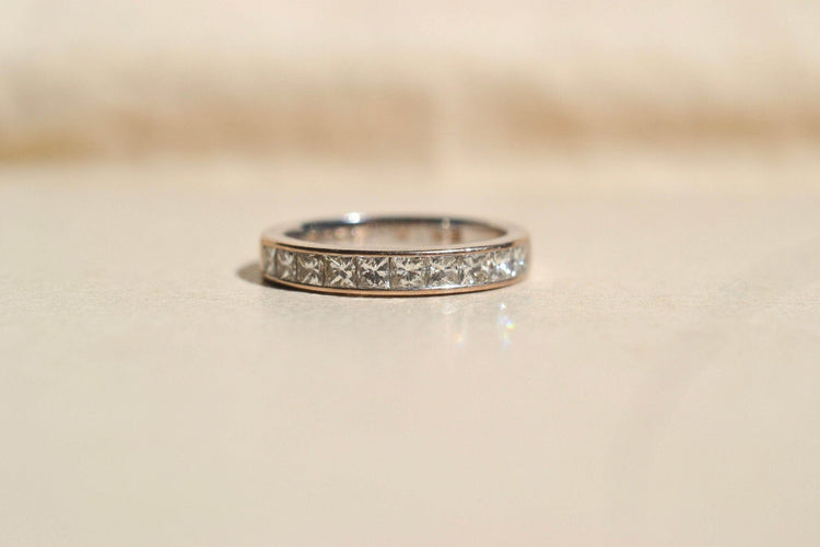 https://cdn.shopify.com/s/files/1/0963/7950/2920/files/Obrączka ślubna-diamants_b3336c3c-ea12-4597-865d-925edb0c2ca1.jpg?v=1781510131