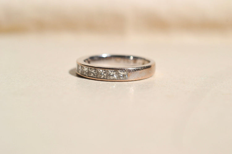 https://cdn.shopify.com/s/files/1/0963/7950/2920/files/Obrączka ślubna-or-blanc.jpg?v=1781510131