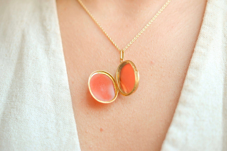 https://cdn.shopify.com/s/files/1/0963/7950/2920/files/medaillon-or-jaune.jpg?v=1781510174