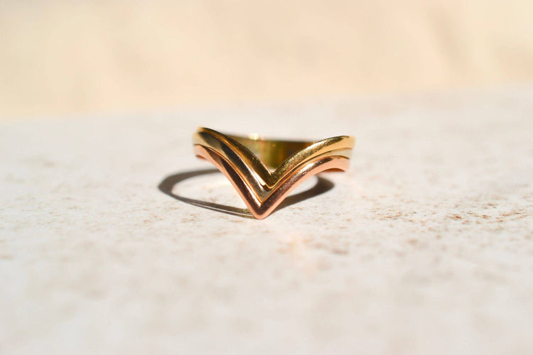 https://cdn.shopify.com/s/files/1/0963/7950/2920/files/bague-ancienne-v.jpg?v=1781510184