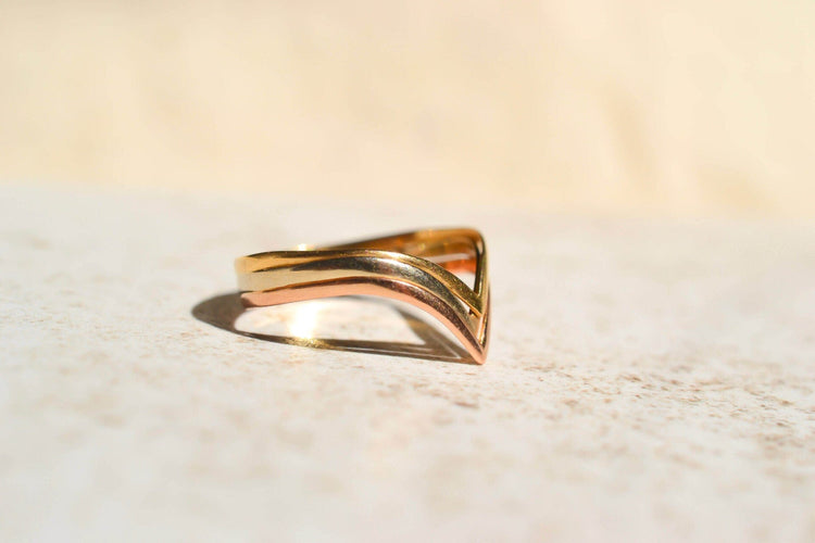 https://cdn.shopify.com/s/files/1/0963/7950/2920/files/bague-ancienne-trois-ors.jpg?v=1781510185