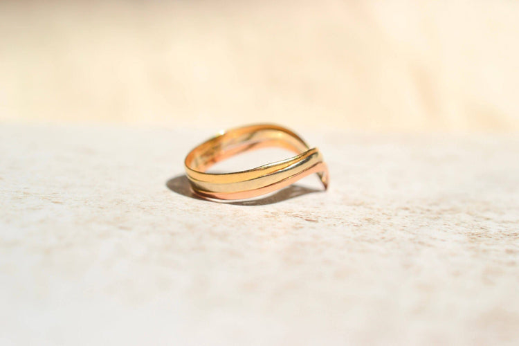 https://cdn.shopify.com/s/files/1/0963/7950/2920/files/bague-ancienne-or-3_df5f92ab-b903-41c8-9f8f-3a024106b23c.jpg?v=1781510184