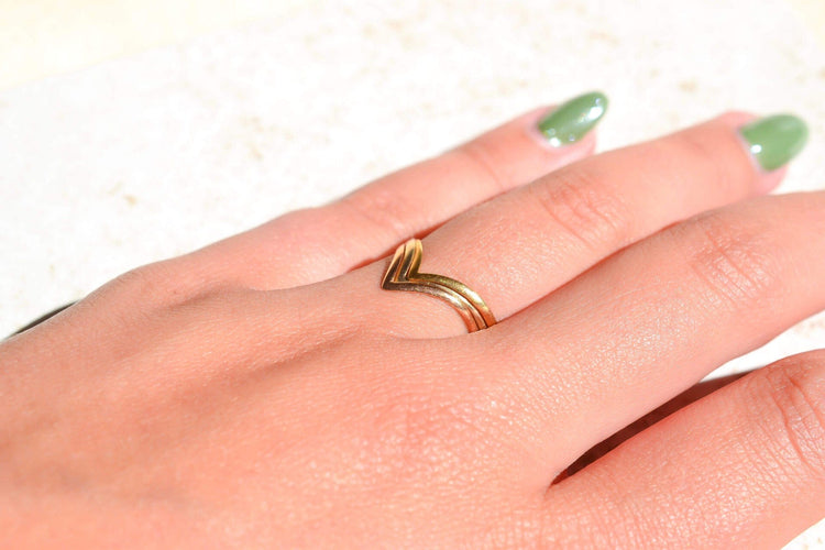 https://cdn.shopify.com/s/files/1/0963/7950/2920/files/bague-v.jpg?v=1781510185
