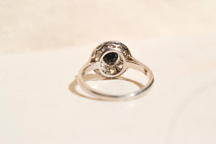 https://cdn.shopify.com/s/files/1/0963/7950/2920/files/bague-saphir-diamant_f3b2d73f-6115-4ff6-8970-b67687c31d08.jpg?v=1781510218
