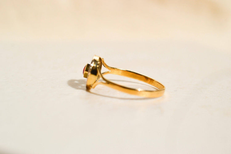 https://cdn.shopify.com/s/files/1/0963/7950/2920/files/bague-ancienne-1_29608795-74fe-4c55-9e76-cfe2dc594fe5.jpg?v=1781510264