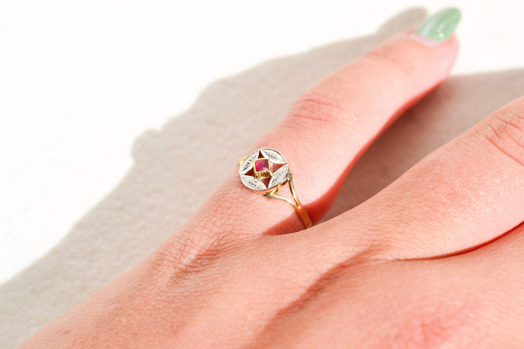 https://cdn.shopify.com/s/files/1/0963/7950/2920/files/bague-art-deco-or.jpg?v=1781510264