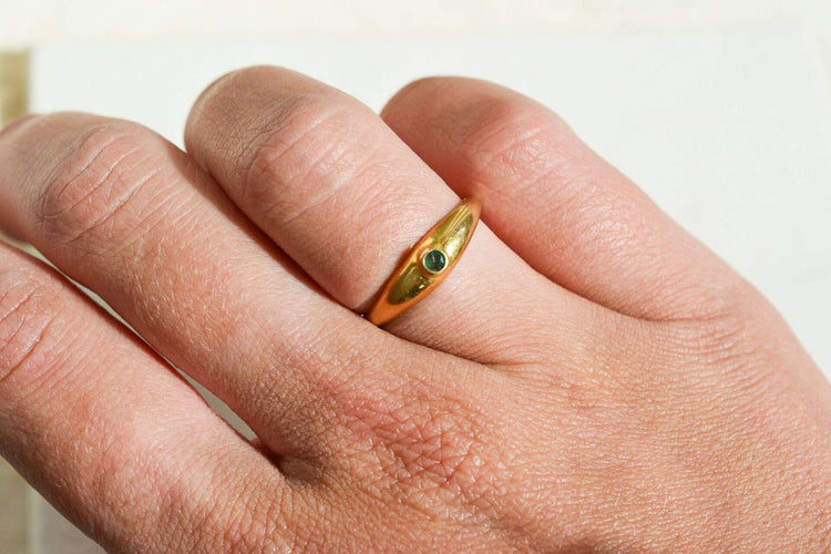 https://cdn.shopify.com/s/files/1/0963/7950/2920/files/bague-ancienne-vintage-1_7e4edfbd-bffa-4dea-8ffa-6eea3997574b.jpg?v=1781510307