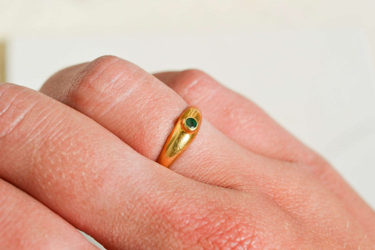 https://cdn.shopify.com/s/files/1/0963/7950/2920/files/bague-emeraude-jonc.jpg?v=1781510306