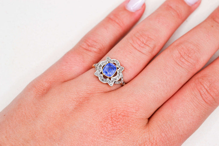 https://cdn.shopify.com/s/files/1/0963/7950/2920/files/bague-art-deco-3_b6aa790f-7362-43d3-b3d0-d07fc785fe39.jpg?v=1781510360