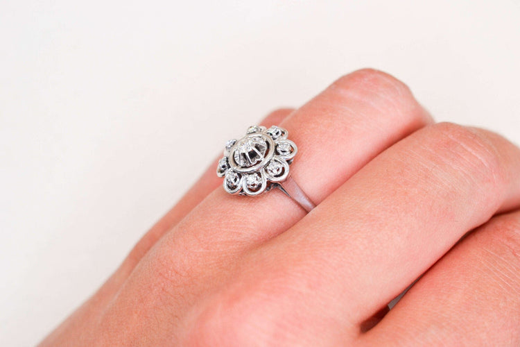 https://cdn.shopify.com/s/files/1/0963/7950/2920/files/bague-vintage-diamants_beee4b4f-c088-43ec-890e-af336a8c87e4.jpg?v=1781510384
