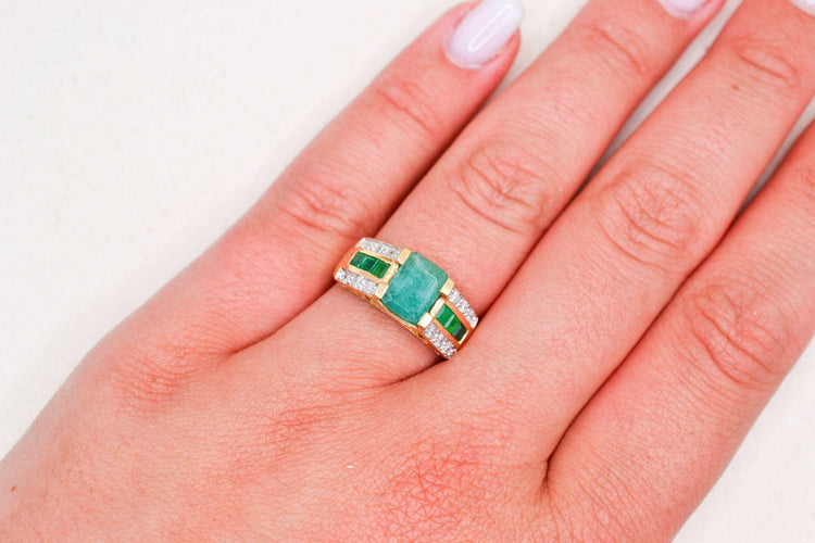 https://cdn.shopify.com/s/files/1/0963/7950/2920/files/bague-or-emeraude-1.jpg?v=1781510408