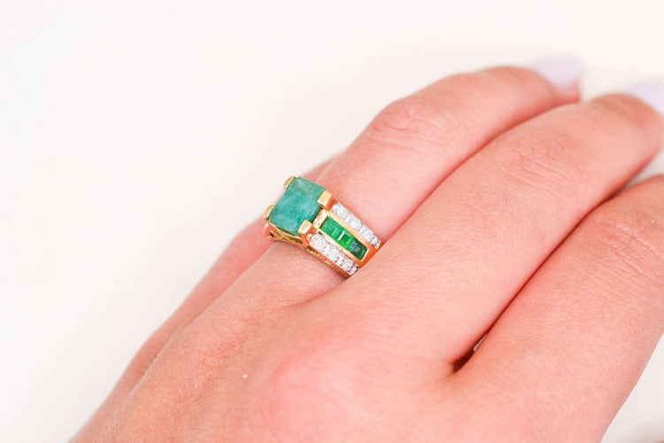 https://cdn.shopify.com/s/files/1/0963/7950/2920/files/bague-or-emeraude-ancienne.jpg?v=1781510407
