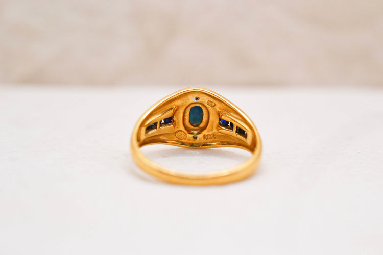 https://cdn.shopify.com/s/files/1/0963/7950/2920/files/bague-or-jaune-saphir-central.jpg?v=1781693959