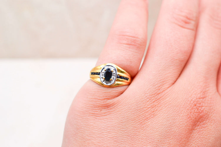 https://cdn.shopify.com/s/files/1/0963/7950/2920/files/bague-or-jaune-saphir-sertis-rails.jpg?v=1781693959