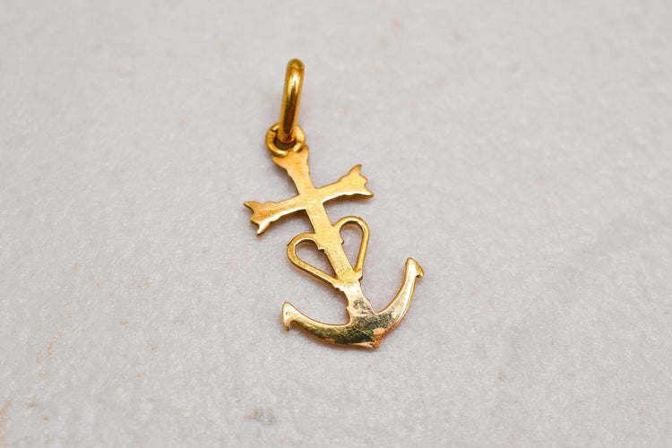 https://cdn.shopify.com/s/files/1/0963/7950/2920/files/pendentif-croix-de-camargue.jpg?v=1781695444