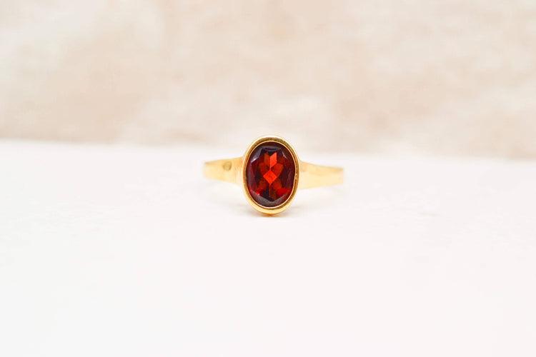 https://cdn.shopify.com/s/files/1/0963/7950/2920/files/bague-or-jaune-grenat.jpg?v=1782305991