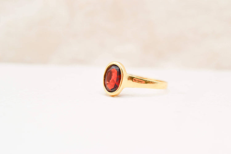 https://cdn.shopify.com/s/files/1/0963/7950/2920/files/bague-Solitär-grenat.jpg?v=1782305991