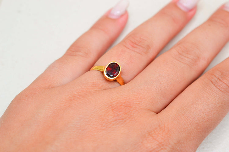 https://cdn.shopify.com/s/files/1/0963/7950/2920/files/bague-ancienne-grenat-or-jaune.jpg?v=1782305992