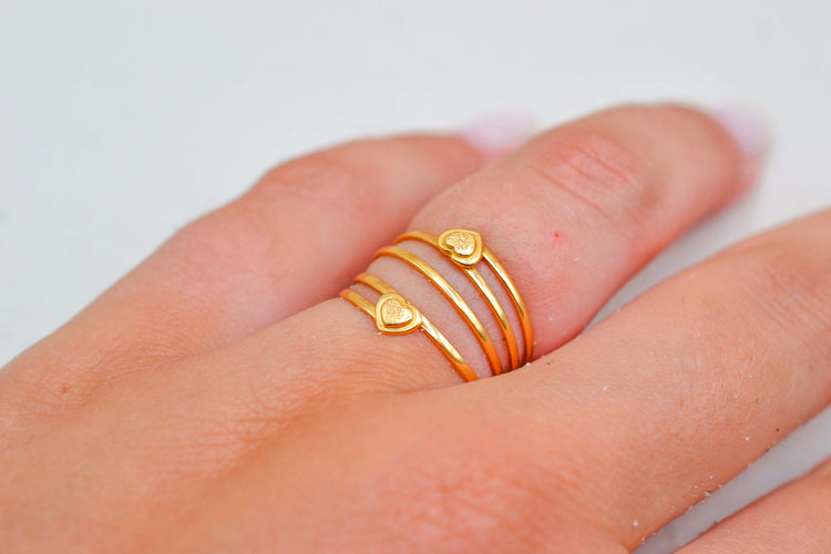 https://cdn.shopify.com/s/files/1/0963/7950/2920/files/bague-coeur-or-jaune.jpg?v=1782398100