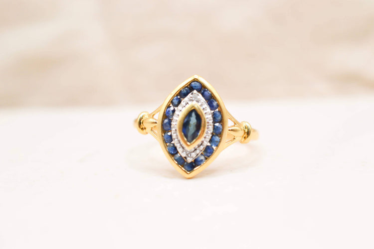 https://cdn.shopify.com/s/files/1/0963/7950/2920/files/bague-navette-saphir-diamant.jpg?v=1782744277
