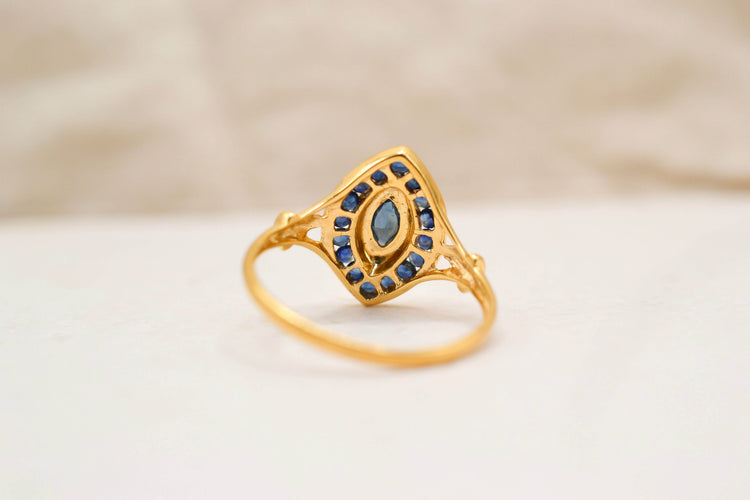 https://cdn.shopify.com/s/files/1/0963/7950/2920/files/bague-navette-ancienne.jpg?v=1782744277