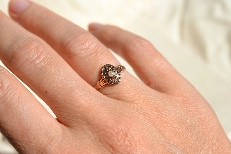 https://cdn.shopify.com/s/files/1/0963/7950/2920/files/bague-ancienne-perle-filigranne.webp?v=1783090486
