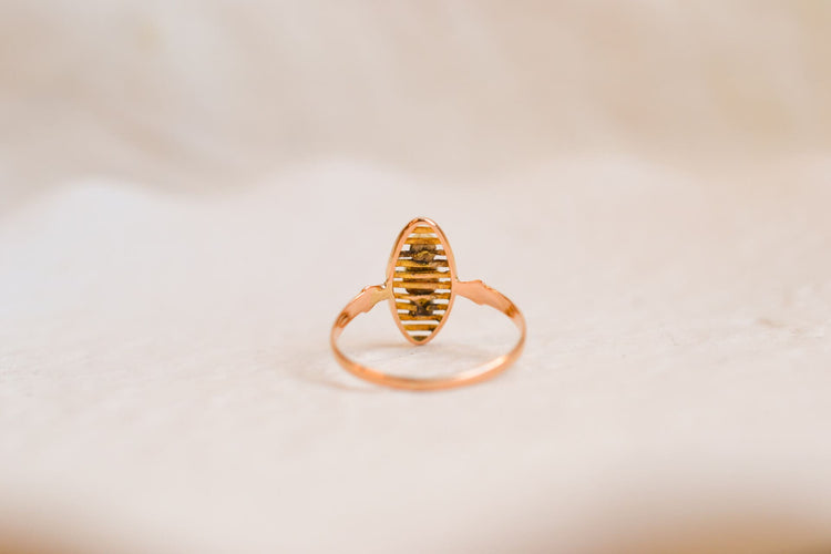 https://cdn.shopify.com/s/files/1/0963/7950/2920/files/Bague-Navette-Vintage-en-Or-jaune-18-carats-ornee-d_une-Perle-et-de-pierres-rouges_0115e23a-8c81-48e1-ab24-d6d0ac548466.jpg?v=1779374043