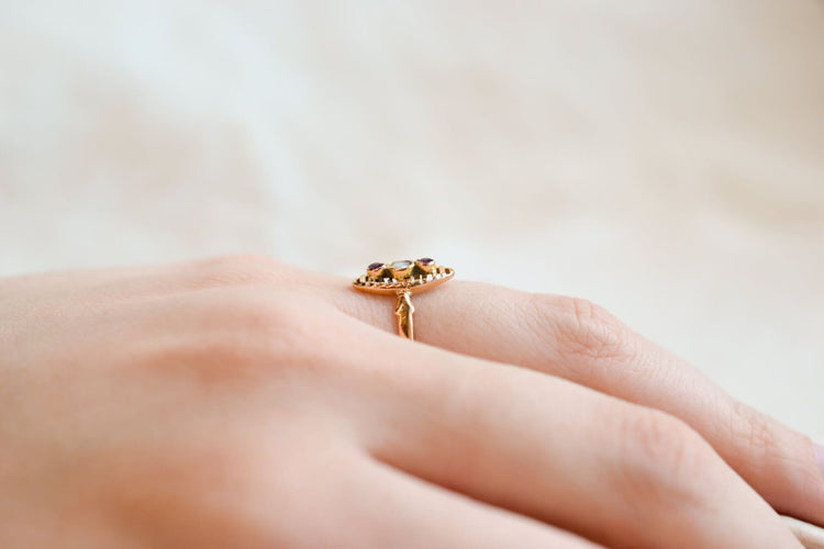 https://cdn.shopify.com/s/files/1/0963/7950/2920/files/Bague-de-fiancailles-Vintage-en-Or-jaune-18-carats-ornee-d_une-Perle-et-de-pierres-rouges_9122b698-007c-4de0-b99a-be0ea999e443.jpg?v=1779374048
