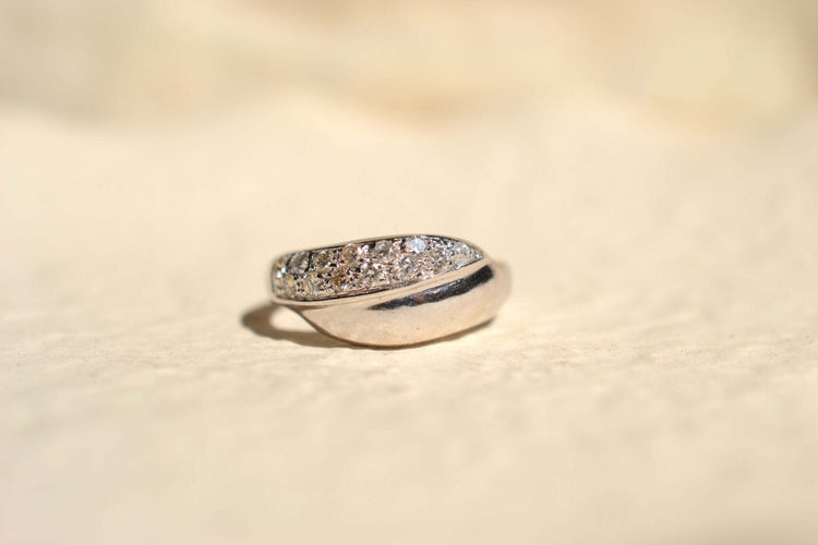 https://cdn.shopify.com/s/files/1/0963/7950/2920/files/bague-or-blanc-vintage_3900d802-48cd-4375-ad16-60a303c125d3.jpg?v=1779980392
