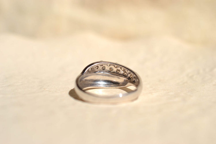 https://cdn.shopify.com/s/files/1/0963/7950/2920/files/Obrączka ślubna-or-blanc-diamants-vintage_763345c5-ac80-4c75-9404-249cfc5c12db.jpg?v=1779980392