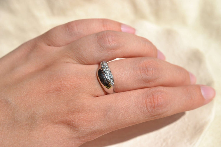 https://cdn.shopify.com/s/files/1/0963/7950/2920/files/bague-de-fiancailles-or-blanc-diamants_159c5ff3-c506-4c40-b560-d710c21d6cc0.jpg?v=1779980392