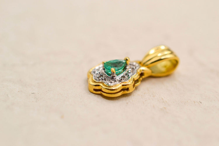 https://cdn.shopify.com/s/files/1/0963/7950/2920/files/pendentif-floral-or_43a825d2-0eaf-42c5-807c-53d74504952c.jpg?v=1779384277