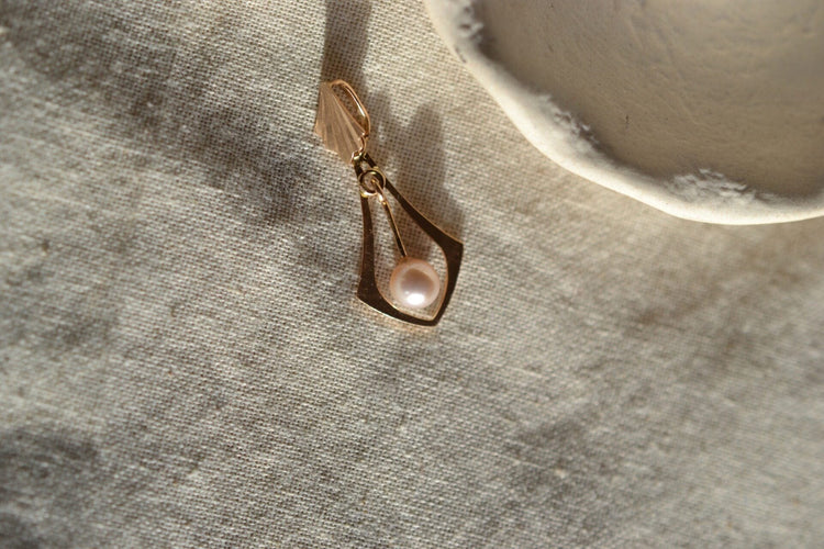 https://cdn.shopify.com/s/files/1/0963/7950/2920/files/Pendentif-Vintage-Or-jaune-1_5b57a4e9-cf66-40ac-9503-79ed649a9bd7.jpg?v=1779382021