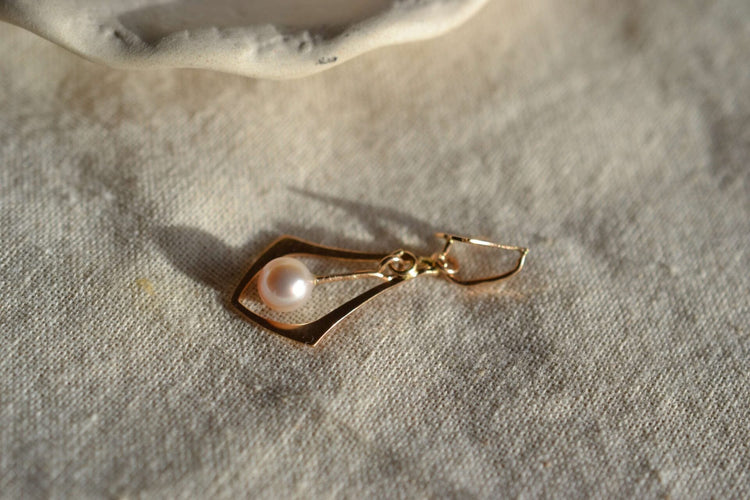 https://cdn.shopify.com/s/files/1/0963/7950/2920/files/Pendentif-ancien-Or-jaune-et-perle-1_e0352ca8-475f-4971-8d09-0c83f6d75cf6.jpg?v=1779382022