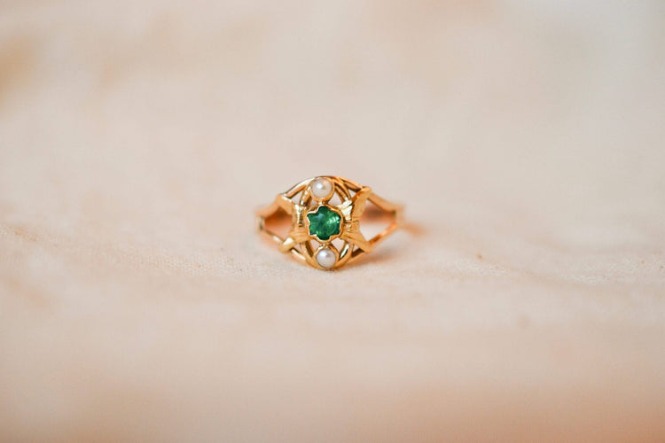 https://cdn.shopify.com/s/files/1/0963/7950/2920/files/Bague-Art-Nouveau-pierre-verte-et-perles_ac1af78c-8fff-4b11-846a-310c63d329c2.jpg?v=1779381799